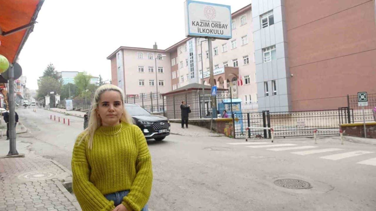 Samsun'un Kazım Orbay İlkokulu'nda, Elif Özdemir Söyler, başörtüsü takan kızına