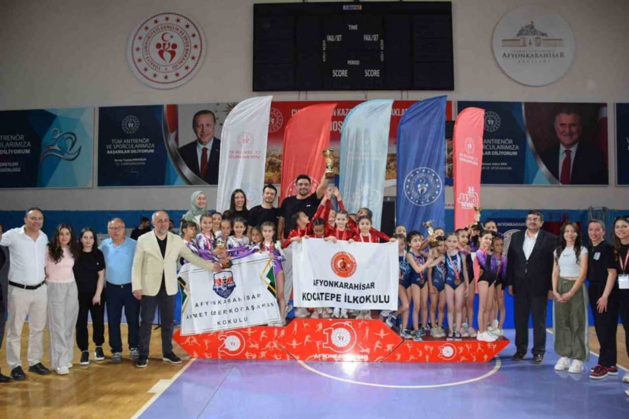 Afyonkarahisar'da düzenlenen 'Okul Sporları Cimnastik Müsabakaları', Veysel Eroğlu Spor Salonu'nda