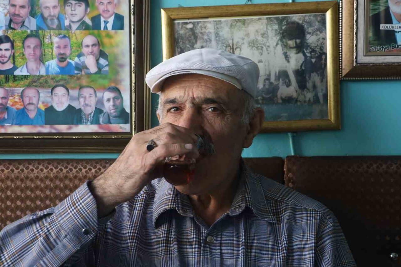 Sivas'ta 23 yıldır çay ocağı işleten 74 yaşındaki Yakup Öztürk,