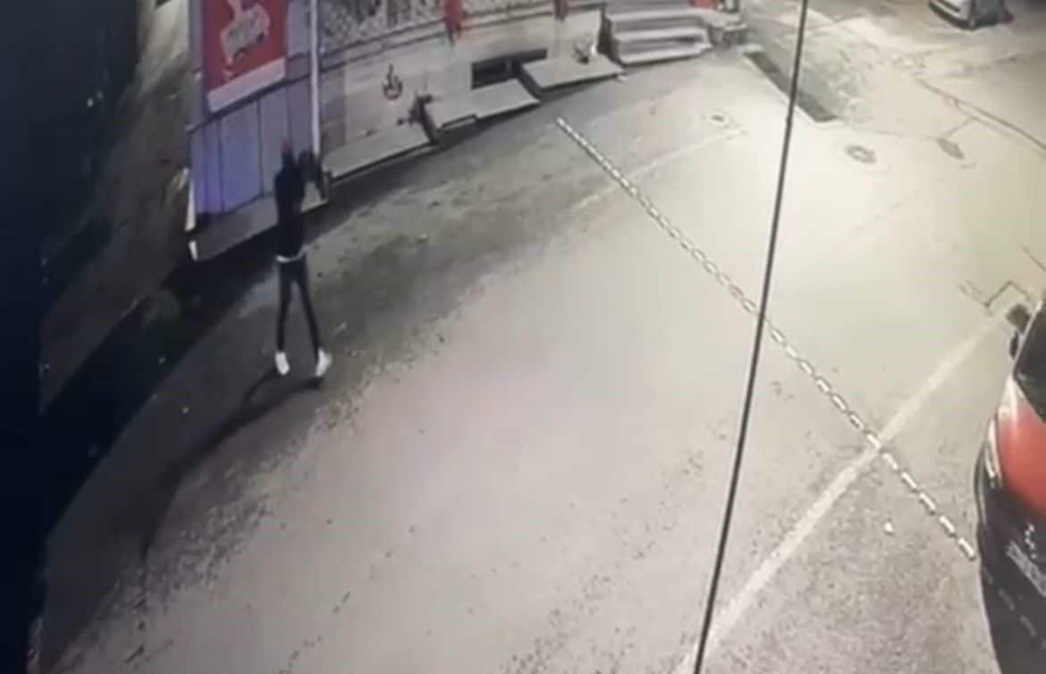 Bursa'nın Yıldırım ilçesinde, şapkalı bir saldırgan bir kıraathaneye ateş açtı.