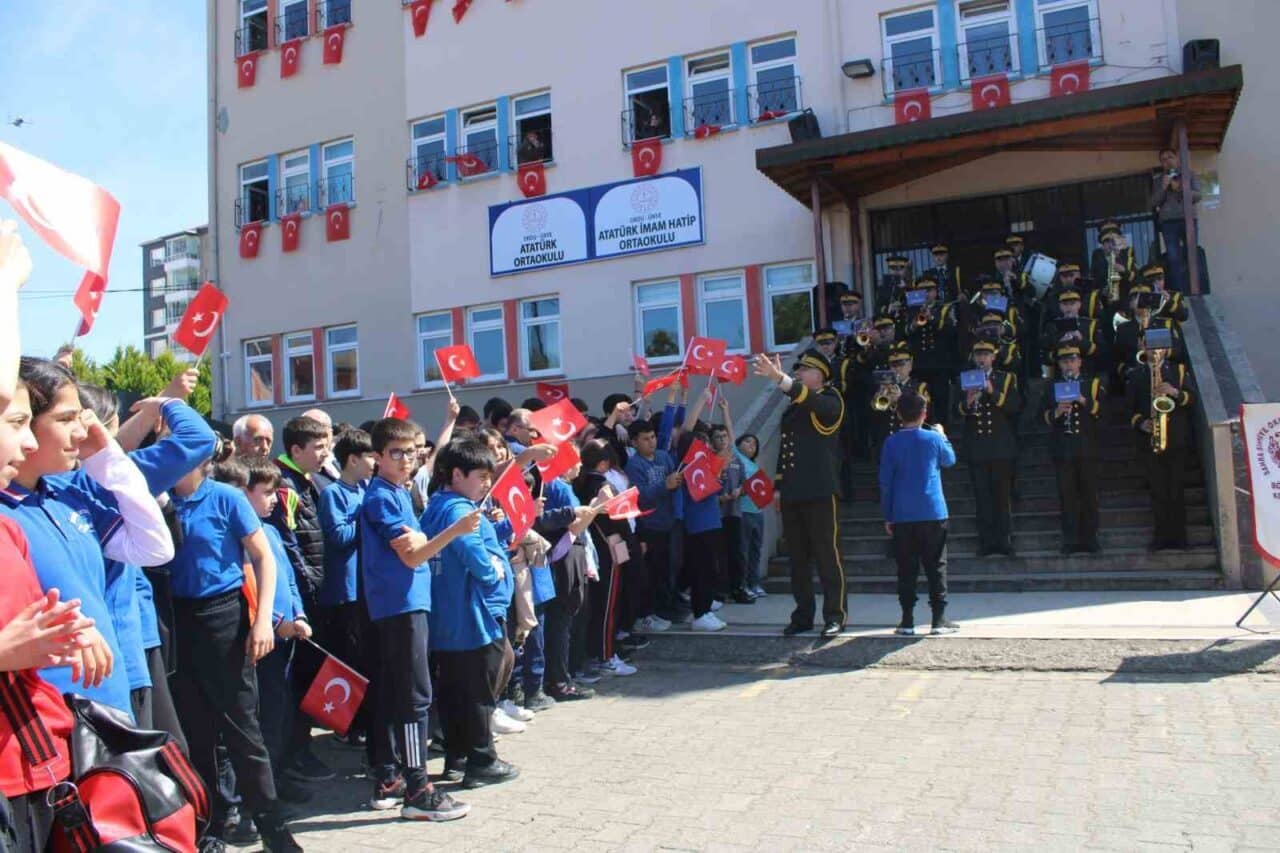 Ordu’nun Ünye ilçesinde 23 Nisan Ulusal Egemenlik ve Çocuk Bayramı'nın