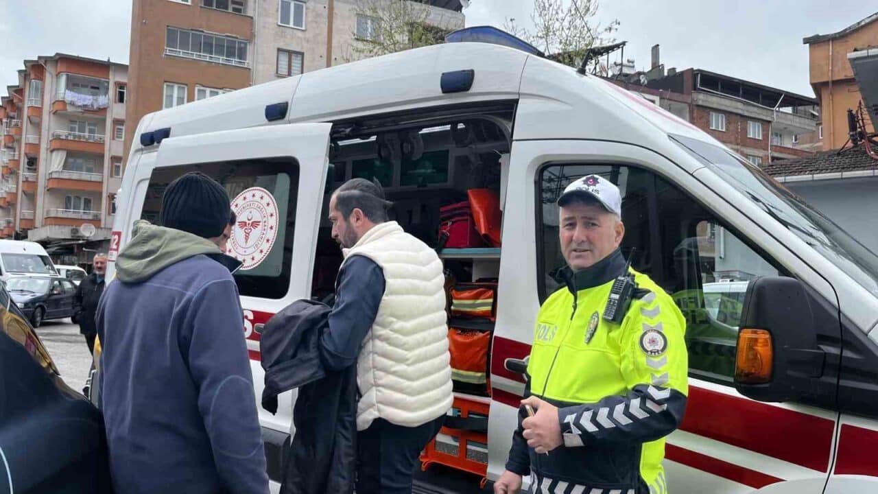 Ordu'nun Ünye ilçesinde motosiklet ile hafif ticari aracın çarpışması sonucu