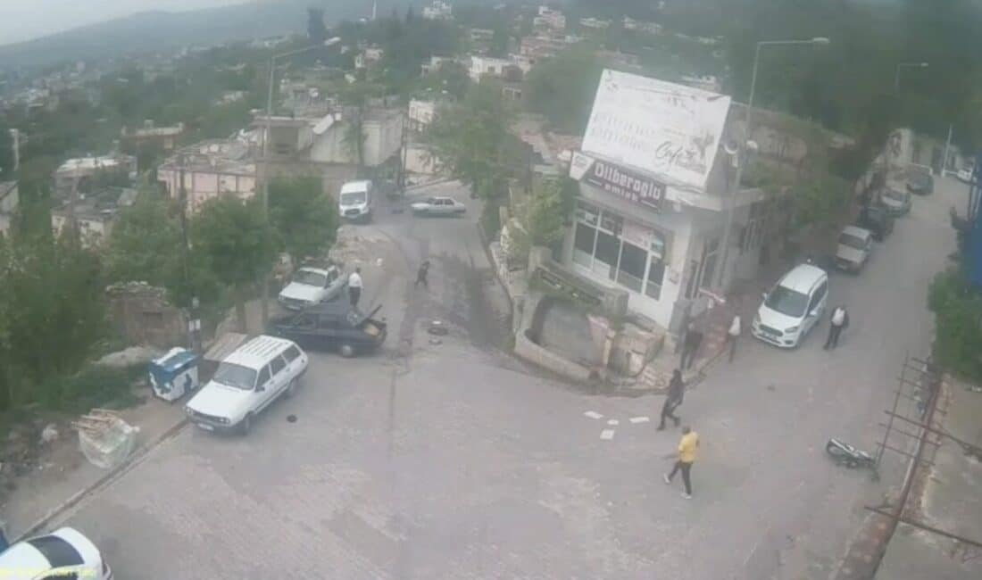 Osmaniye’de meydana gelen kaza anının güvenlik kamerası görüntüleri yayınlandı: 9 öğrenci ve 2 yaya yaralandı. Osmaniye'nin Düziçi ilçesinde Dursun K. yönetimindeki okul servisi, Muzaffer İ.'nin
