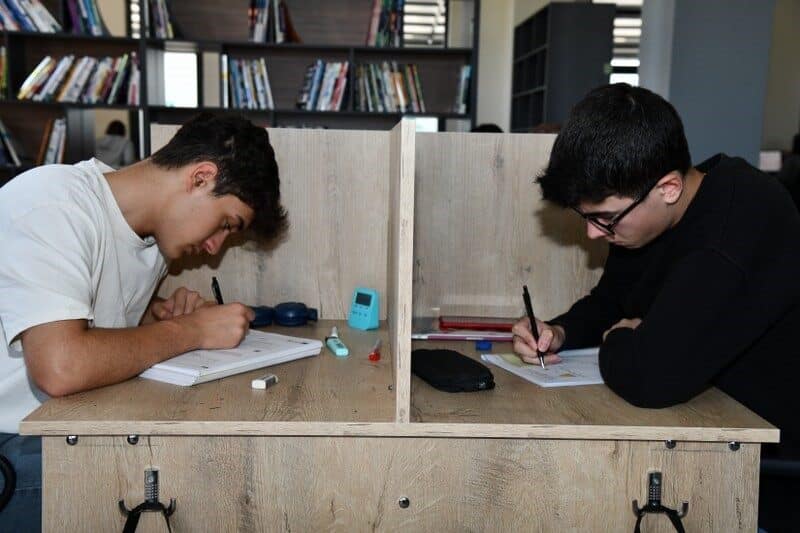 Osmaniye’de Genç Kitap Kafe, Öğrencilerin Yeni Tercihi Olmaya Aday! Osmaniye Belediyesi, Millet Bahçesi'nde açtığı 'Genç Kitap Kafe' ile öğrencilerin