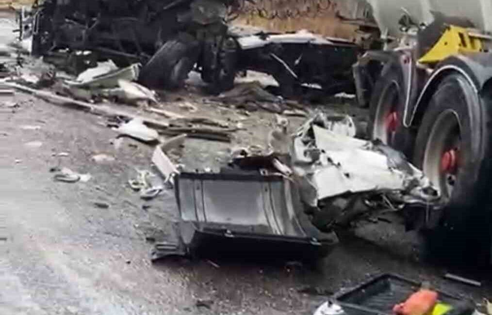 Hakkari’de otobüs ve yakıt tankerinin çarpışması sonucunda biri ölümle sonuçlanan 11 yaralı var Hakkari-Van kara yolunda, yolcu otobüsü ile yakıt tankerinin çarpışması sonucu