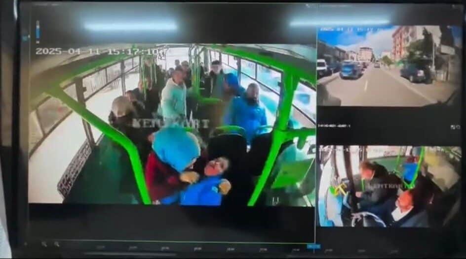 Kocaeli'nin Çayırova ilçesinde özel halk otobüsünde annesiyle seyahat eden bir
