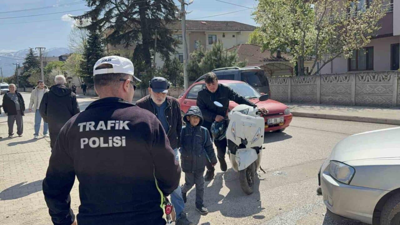 Düzce'de meydana gelen motosiklet-otomobil kazasında, motosiklet sürücüsü Yusuf Y., taktığı