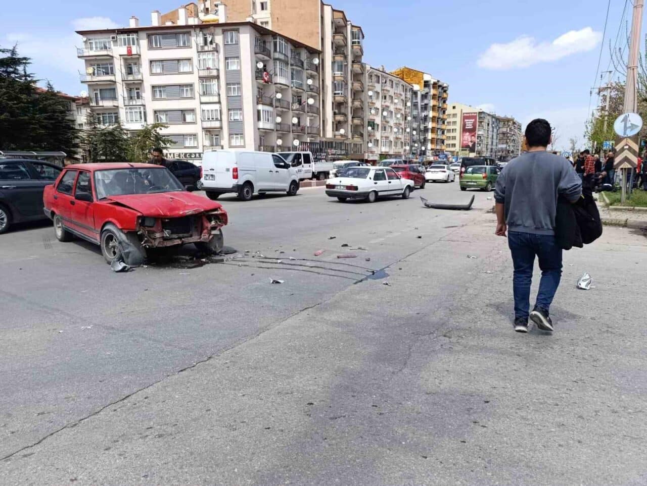 Afyonkarahisar'da otomobil ile motosikletin çarpışması sonucu E.A. yaralandı. Olay, İsmet