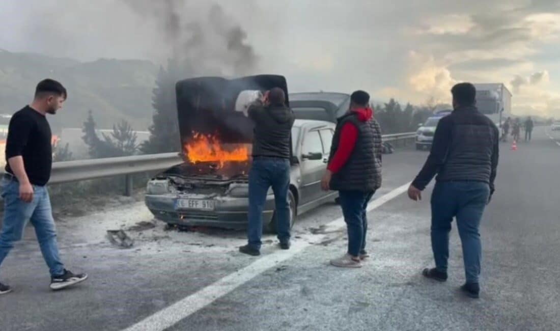 Anadolu Otoyolu’nda Alevlenen Araç Yangınına Jandarma ve Sürücüler Müdahale Etti Anadolu Otoyolu'nda M.A.T. yönetimindeki 06 EFF 910 plakalı otomobilin motor