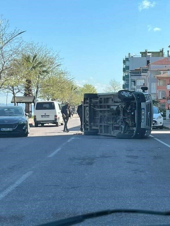 Kocaeli'nin Gölcük ilçesinde bir otomobil, başka bir araca çarparak yan