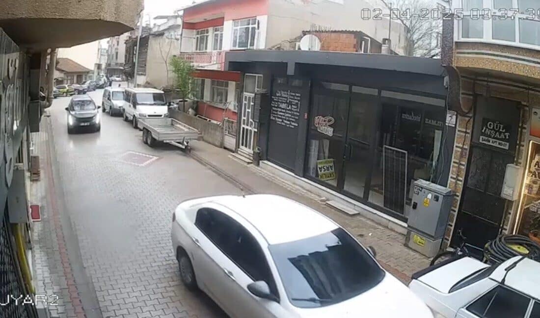 Gönen’de Park Halindeki Araçlara Çarpan Şahıs Güvenlik Kamerasına Yansıdı Balıkesir’in Gönen ilçesinde, 10 AIL 798 plakalı otomobille park halindeki