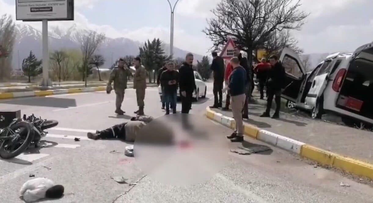 Erzincan Havaalanı Kavşağı'nda otomobil ile motosikletin çarpışması sonucu motosiklet sürücüsü