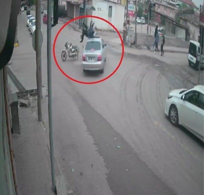 Reyhanlı’da otomobil ile motosikletin çarpışması sonucu iki kişi havada uçtukları anların görüntüleri ortaya çıktı. Hatay'ın Reyhanlı ilçesinde meydana gelen kazada, Halit C. ve İsmail