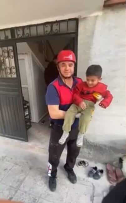 Osmaniye’de Kapıda Mahsur Kalan Küçük Çocuğu İtfaiye Kurtardı Osmaniye’nin Dumlupınar Mahallesi'nde, evde oyun oynayan küçük bir çocuk dış