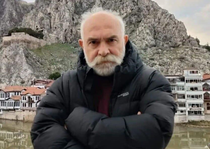 Ünlü oyuncu ve şair Yavuz Çetin, 65 yaşında kanser sebebiyle hayatını kaybetti. Yavuz Çetin, 65 yaşında kanser nedeniyle hayatını kaybetti. Amasya'da uzun