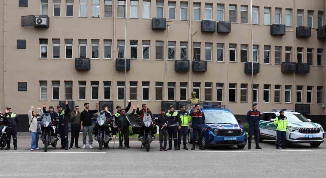 Özel İhtiyaçlı Öğrenciler, Gaziantep Jandarma Komutanlığı’nı Ziyaret Etti Gaziantep Kent Konseyi'ne üye özel ihtiyaçlı öğrenciler ve öğretmenleri, İl