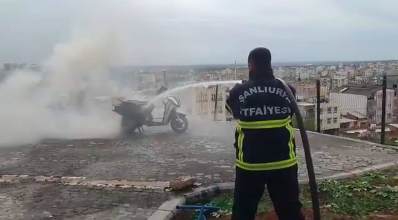 Şanlıurfa'nın Siverek ilçesinde park halindeki bir motosiklet bilinmeyen bir sebeple