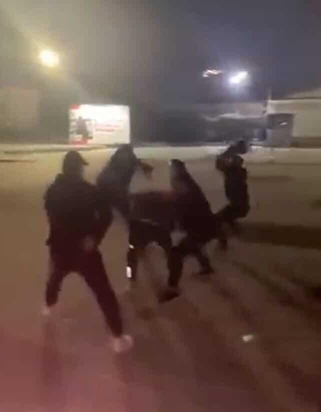 Küçükçekmece'de bir motosikletli, parkta tek teker şov yaparken sinirlenen vatandaşlar