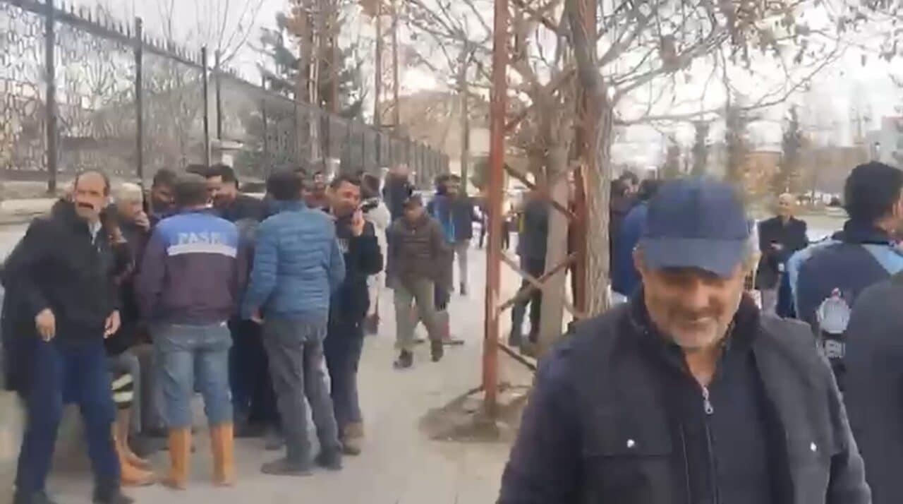 Patnos Belediyesi işçileri, dört aydır maaş almadıkları gerekçesiyle basın açıklaması