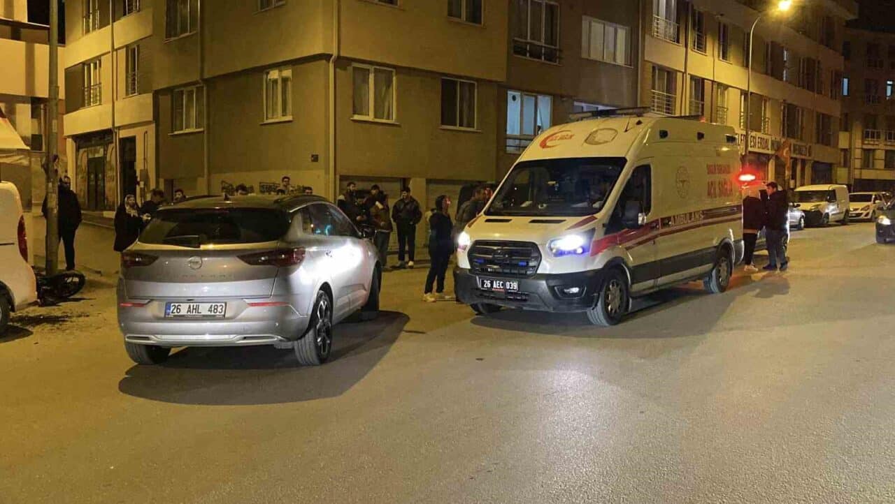 Eskişehir'de 20 yaşındaki M.E.Ç. yönetimindeki motosiklet, otomobil ve park halindeki