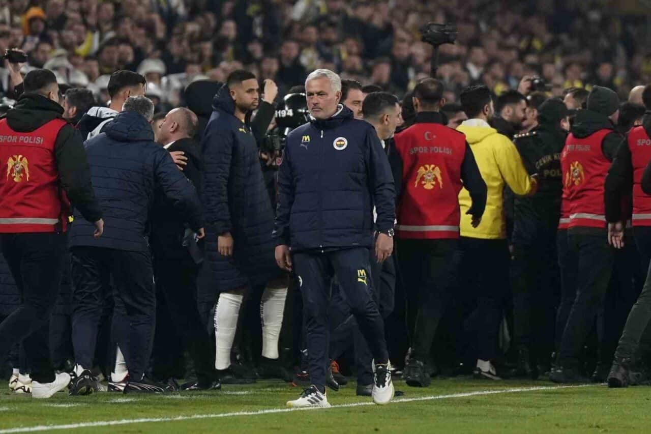 PFDK, Fenerbahçe Teknik Direktörü Jose Mourinho'yu 3 maç men ve
