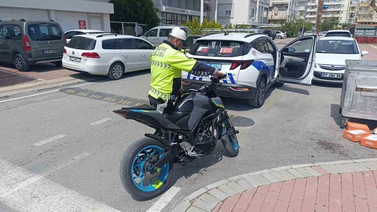 Antalya'da trafik ekipleri, abartı egzozlu ve plakasız motosiklet süren Mert