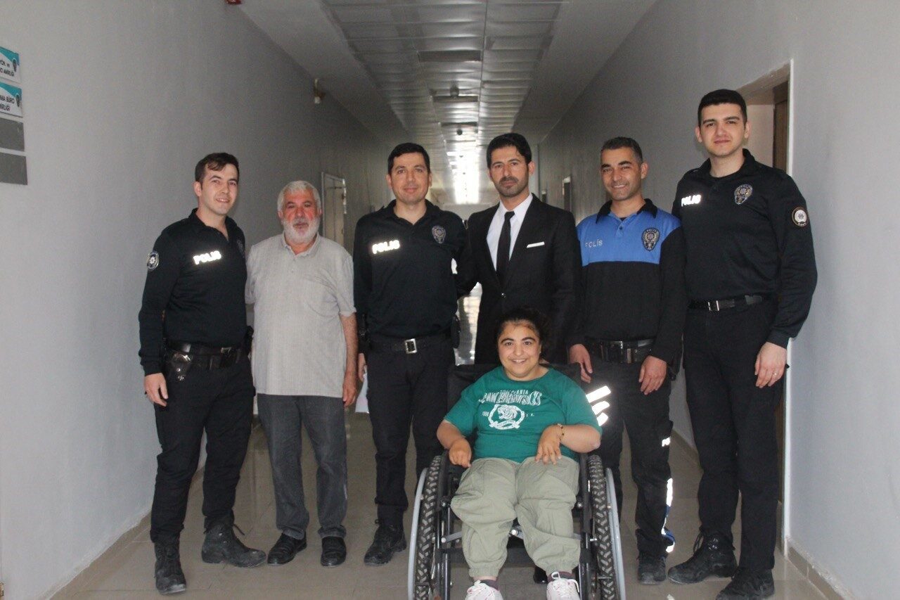 Şanlıurfa'nın Ceylanpınar ilçesinde, 24 yaşındaki engelli Enise Akhamur, polis haftasını