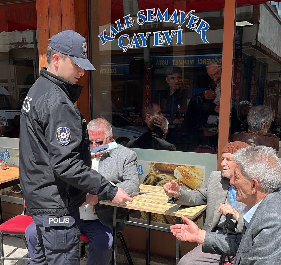 Pasinler'de emniyet güçleri, dolandırıcılıkla mücadele için vatandaşlara broşür dağıtarak uyarılarda