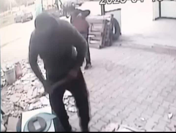 Bursa’da Tadilatta Olan Dükkanın Önünde Hırsızlık Gerçekleşti! Bursa'nın Nilüfer ilçesinde, tadilatta olan bir dükkandan 2 hırsız, güvenlik