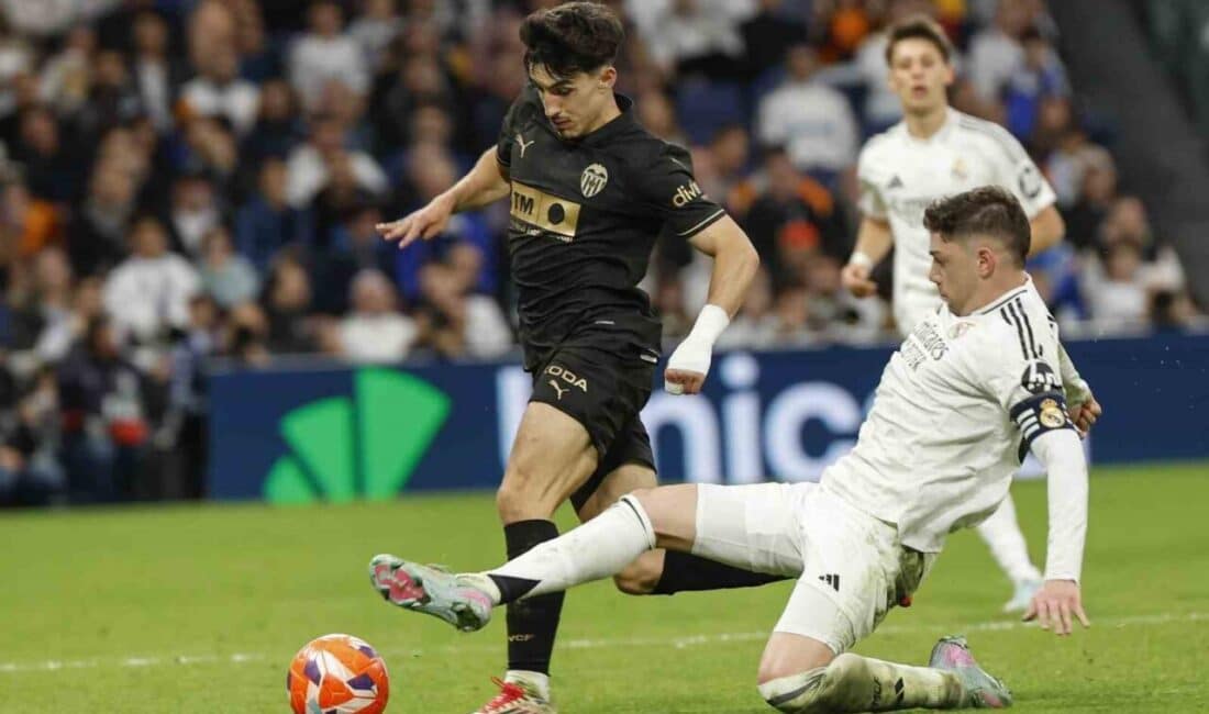 Real Madrid, Valencia’ya Son Dakikada Yediği Golle 2-1 Kaybetti! Real Madrid, La Liga 30. haftasında Valencia'ya 2-1 yenilerek, şampiyonluk