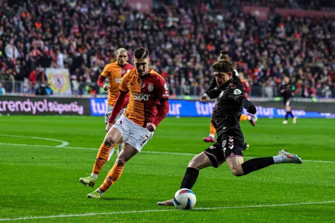 Galatasaray'ın Macar futbolcusu Roland Sallai, Samsunspor karşılaşmasında gördüğü sarı kart