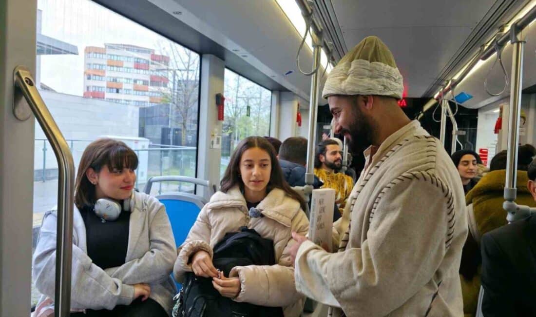 Kocaeli’de Edebiyat Kahramanları Sokaklarda, Doğru Tahmin Edenlere Kitap Hediye Edildi Kocaeli'de Kütüphane Haftası nedeniyle belediye personeli, ünlü edebi karakterlerin kostümleriyle