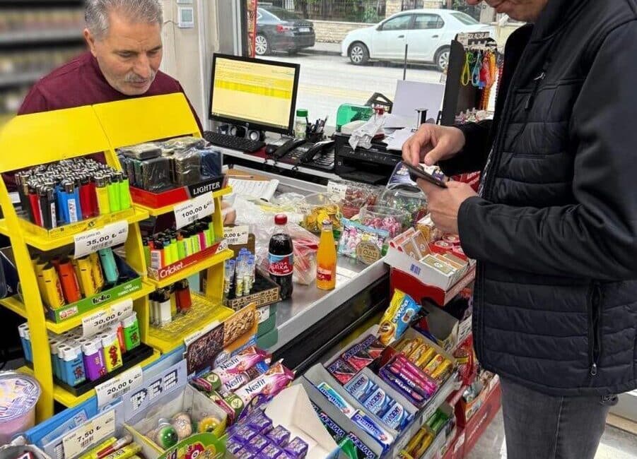 Sağlık Bakanı Kemal Memişoğlu, esnafı desteklemek için alışveriş yaparak boykot çağrılarına tepki gösterdi. Sağlık Bakanı Kemal Memişoğlu, boykot çağrıları sonrası esnafa destek vermek