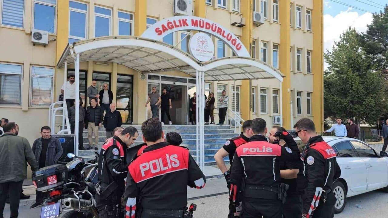 Erzincan İl Sağlık Müdürlüğü'nde bir kişi, önceden tanıdığı bir tıbbi