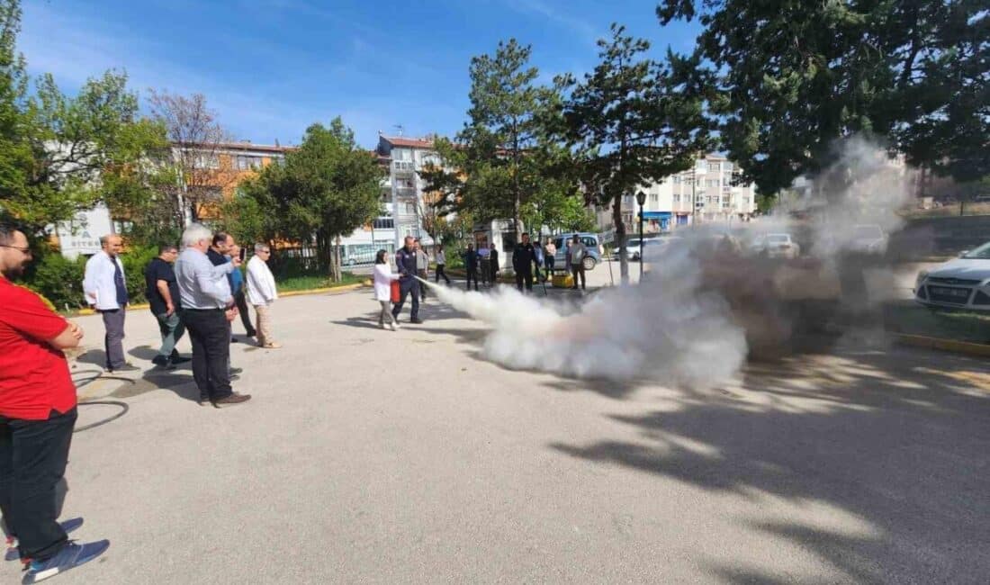 Eskişehir’de Acil Durumlara Hazırlık İçin Yangın Eğitimi ve Tatbikat Gerçekleştirildi Eskişehir İl Sağlık Müdürlüğü, çeşitli birimlerin katılımıyla yangın eğitimi ve