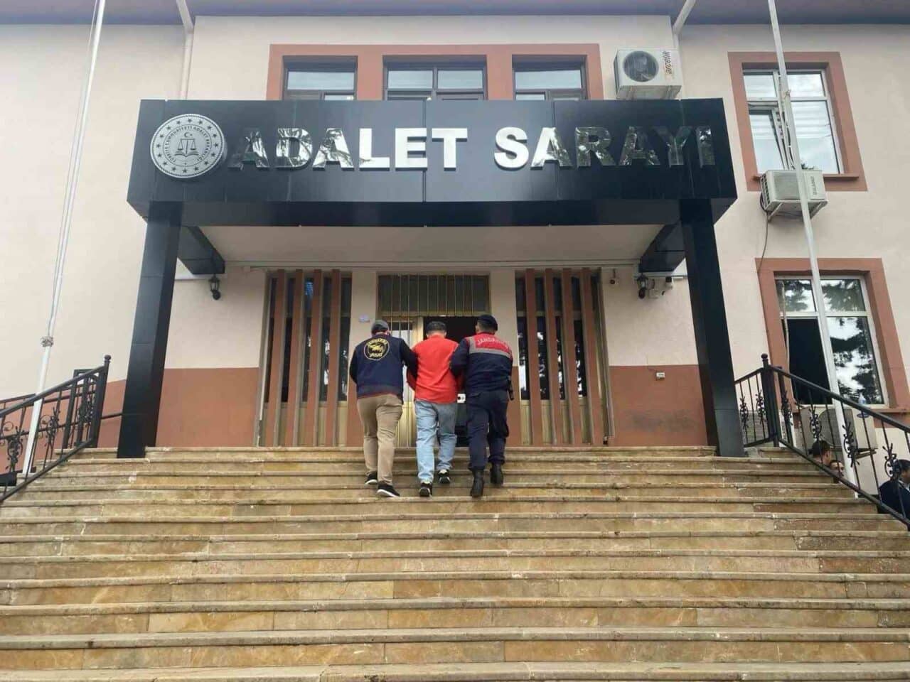 Bilecik'te kendisini vali yardımcısı olarak tanıtan K.A., dolandırıcılık amaçlı yardım