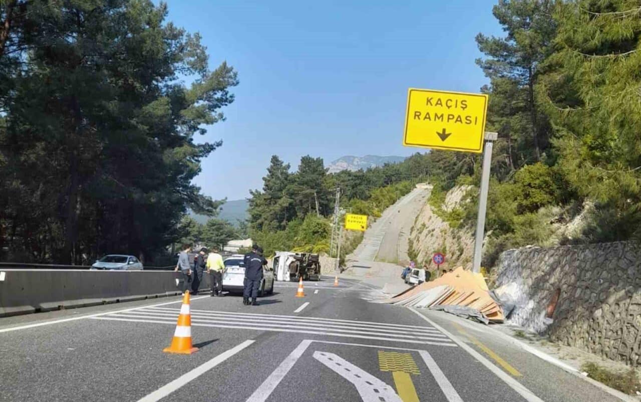 Muğla-Antalya karayolu Sakartepe'de sabah saatlerinde freni patlayan bir kamyon, önündeki