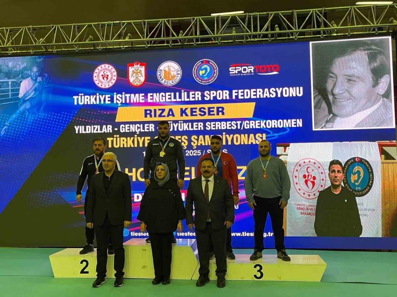 Sakarya Büyükşehir Belediyesi güreş sporcuları, Sivas'ta gerçekleştirilen İşitme Engelliler Büyükler