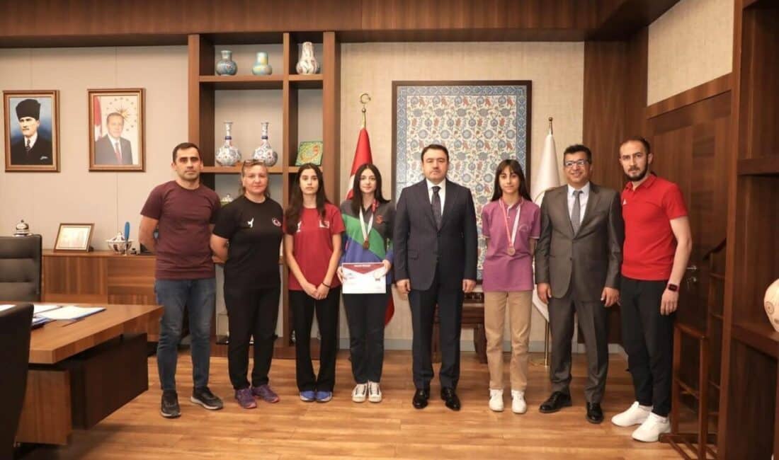 Kütahya Valisi Musa Işın, Taekwondo Şampiyonasında Başarı Gösteren Öğrencileri Kabul Etti Kütahya Valisi Musa Işın, Türkiye Taekwondo Şampiyonası'nda başarı gösteren Zeynep