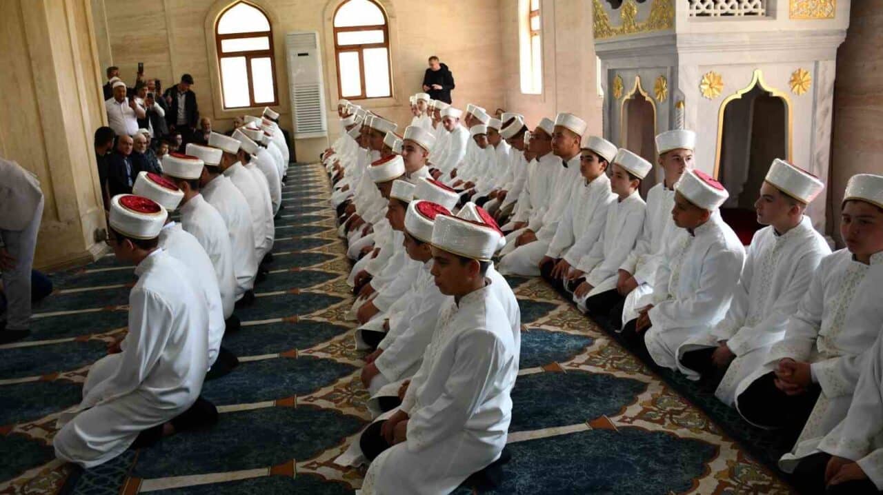Samsun'un Vezirköprü ilçesinde düzenlenen hafızlık icazet merasimi, 91 öğrencinin başarılarıyla