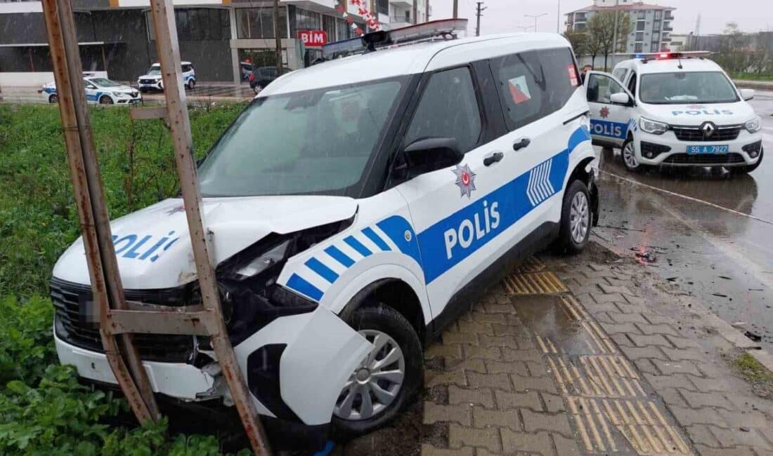 Samsun’da polis aracına minibüs çarpması sonrasında iki kişi yaralandı Samsun’un Tekkeköy ilçesinde Ali Kaya’nın kullandığı minibüs, park halindeki polis