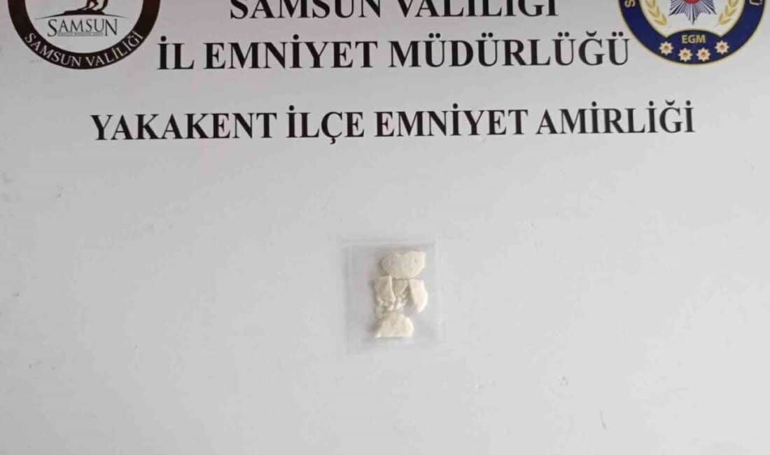 Samsun’da Yapılan Denetimlerde Taş Kokain Bulundu, İki Kişi Gözaltına Alındı Samsun'un Yakakent ilçesinde yapılan polis denetimlerinde, 21 yaşındaki M.E. ve
