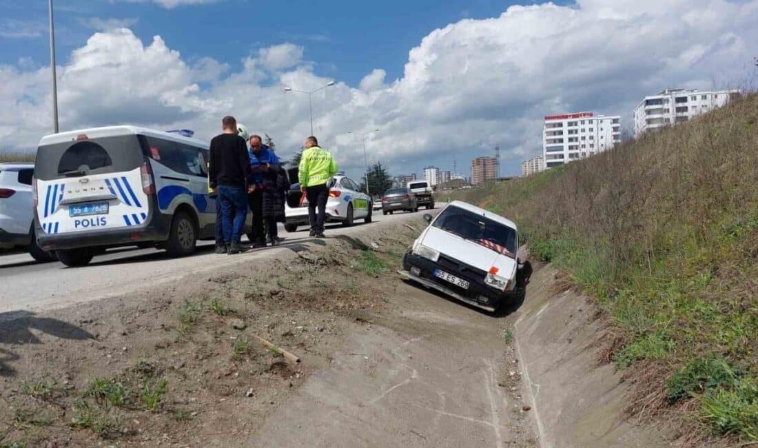 Samsun’da su kanalına düşen otomobilde bir yolcu yaralandı Samsun'un İlkadım ilçesinde, Murat Türk'ün kullandığı otomobil, önündeki kamyona çarpmamak