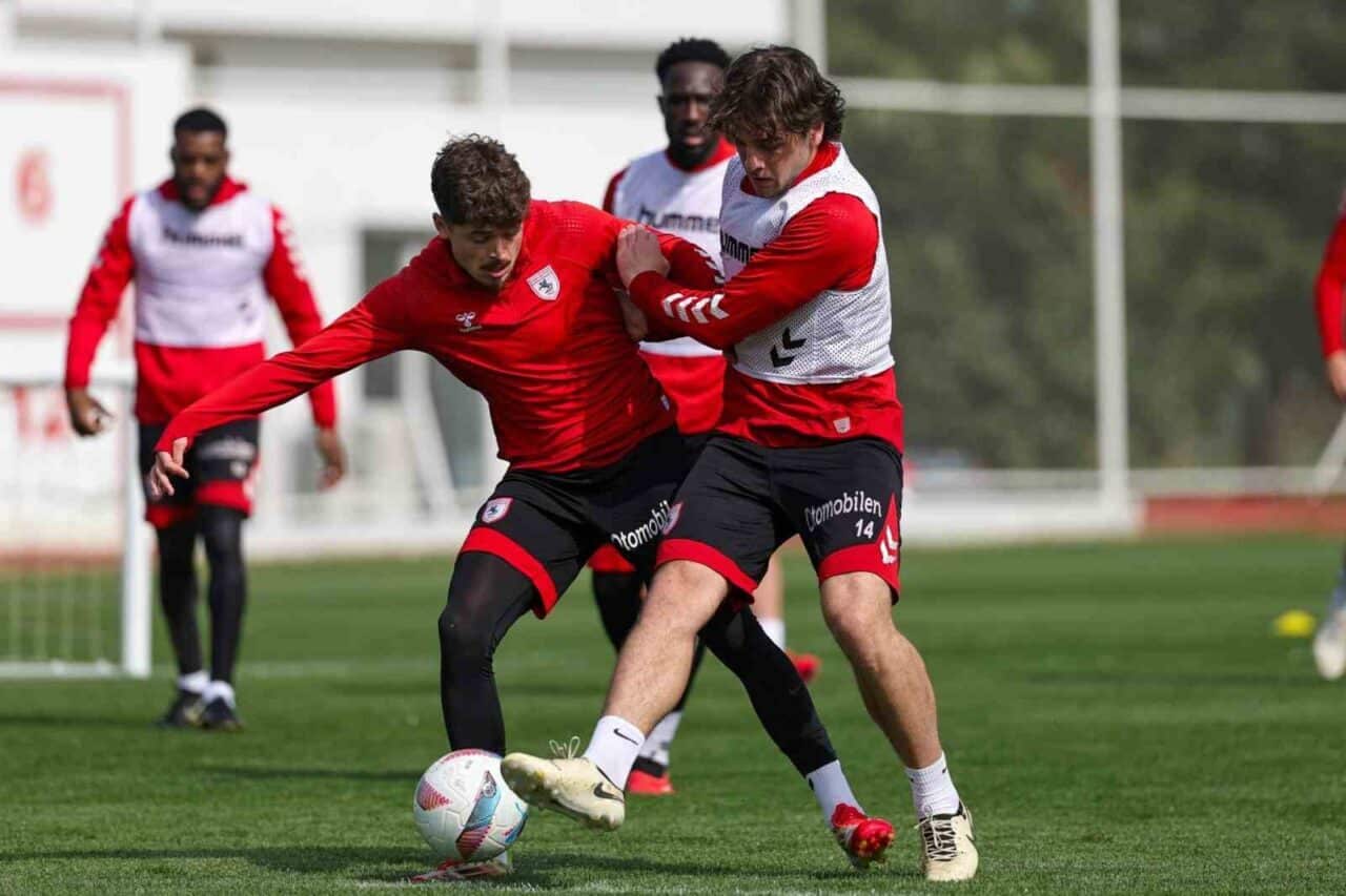 Samsunspor, 11 Nisan'da evinde Galatasaray ile yapacağı maça Teknik Direktör