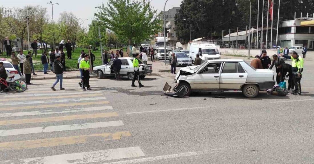 Şanlıurfa’da iki aracın çarpışması sonucu 8 kişi yaralandı Şanlıurfa'nın Eyyübiye ilçesinde, M.K. ve S.K. yönetimindeki iki otomobilin çarpışması