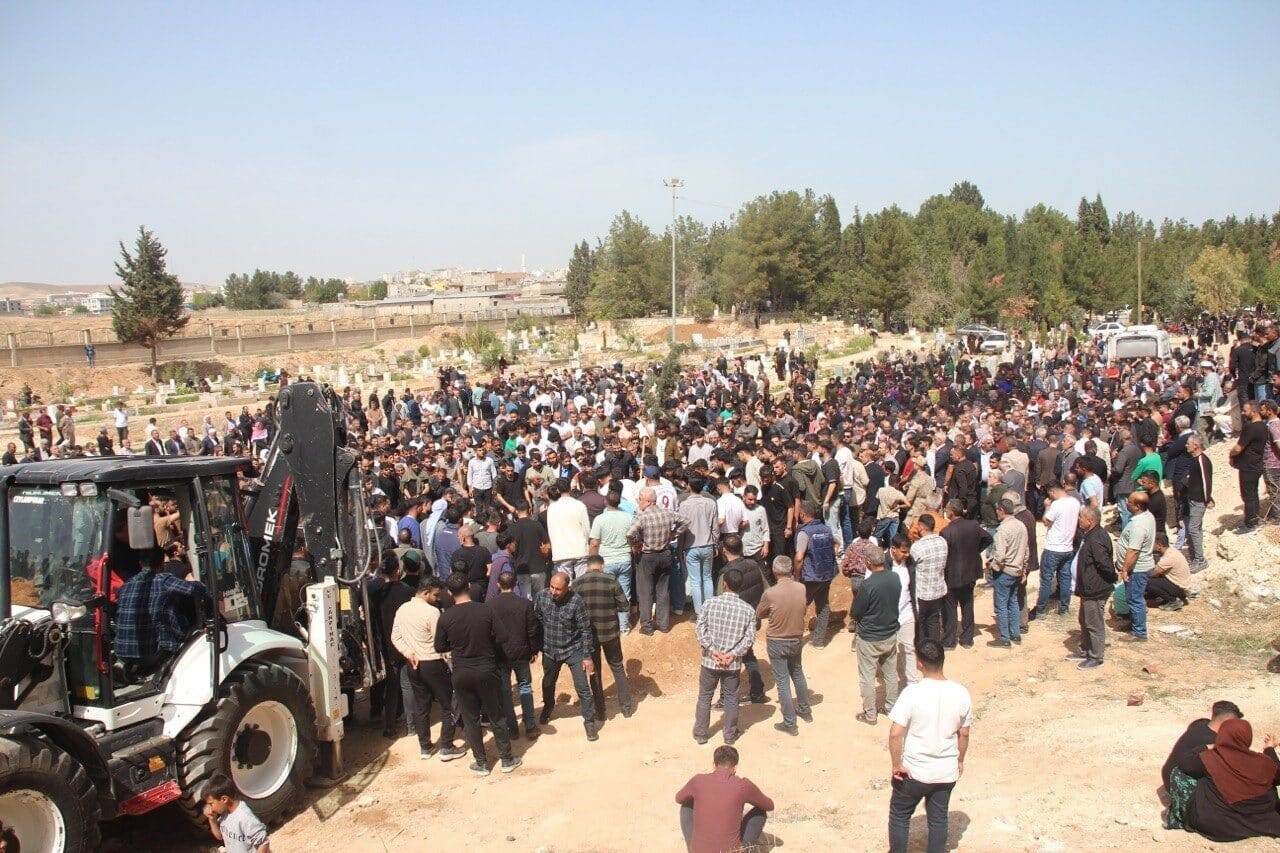 Şanlıurfa'nın Ceylanpınar ilçesinde kanalizasyon çalışması sırasında meydana gelen göçükte Halil