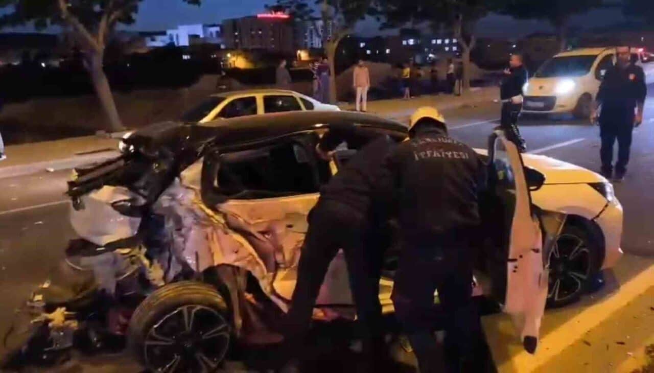 Şanlıurfa'da bir kamyonet ile otomobilin çarpışması sonucu meydana gelen kazada