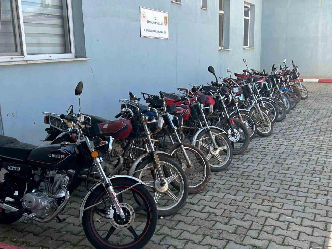 Şanlıurfa'nın Siverek ilçesinde jandarma, 9 adrese eş zamanlı düzenlediği operasyonda