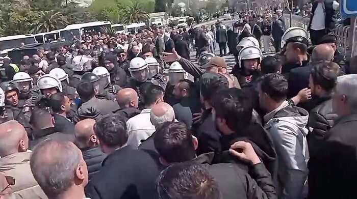 İETT otobüs şoförleri, Saraçhane’de ödeme talebiyle düzenledikleri eylemde polisle karşı karşıya geldi. İETT otobüs şoförleri, İstanbul Büyükşehir Belediyesi'nden ödemelerini alamadıkları için Saraçhane'de