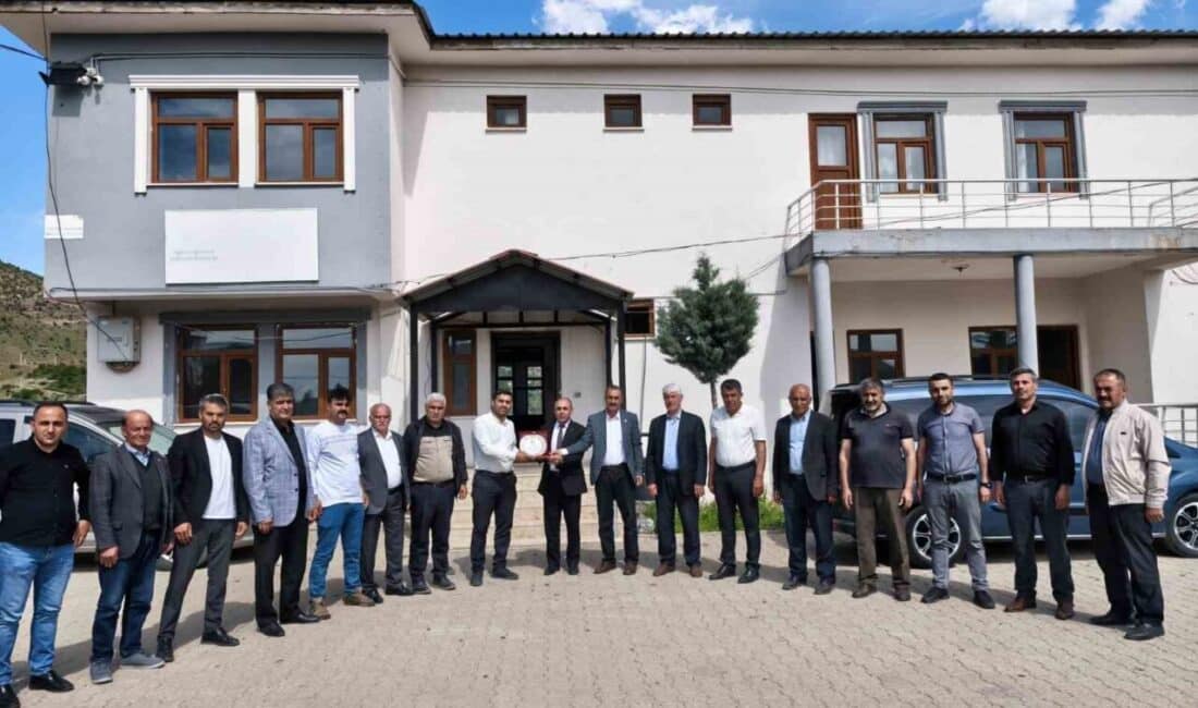 Sason’da Köy Muhtarları, İlçe Özel İdare Müdürü Mutalip Çelik’e Memnuniyet Ödülü Verdi Batman'ın Sason ilçesindeki köy muhtarları, kış şartlarındaki başarılı çalışmaları nedeniyle